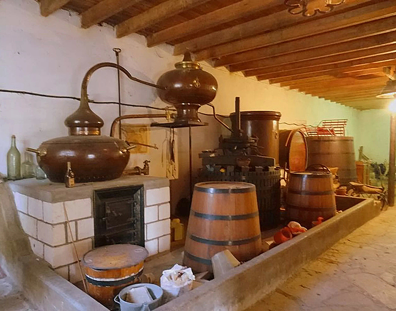 A traditional copper pot alambic still (but not owned by Shahumyan-Vin).